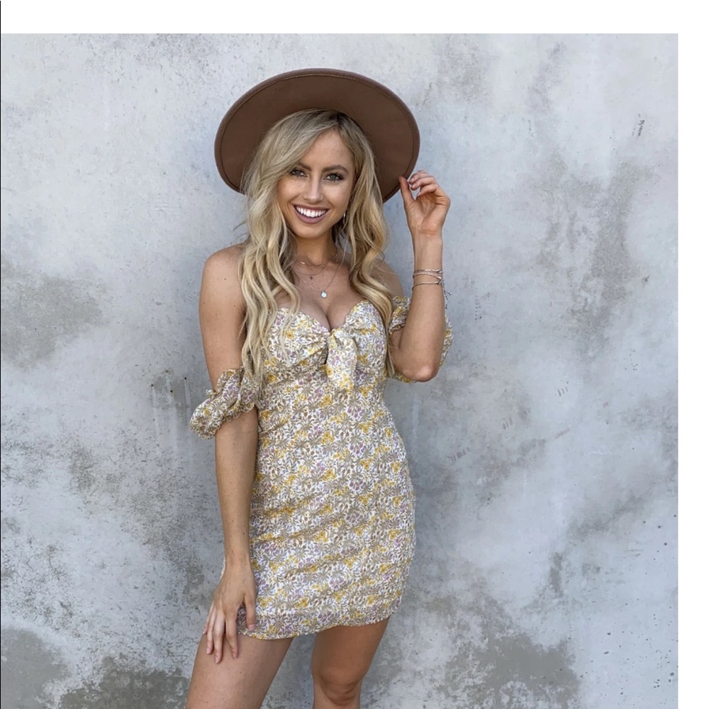 Dainty Hooligan NWT yellow floral off the shoulder mini dress